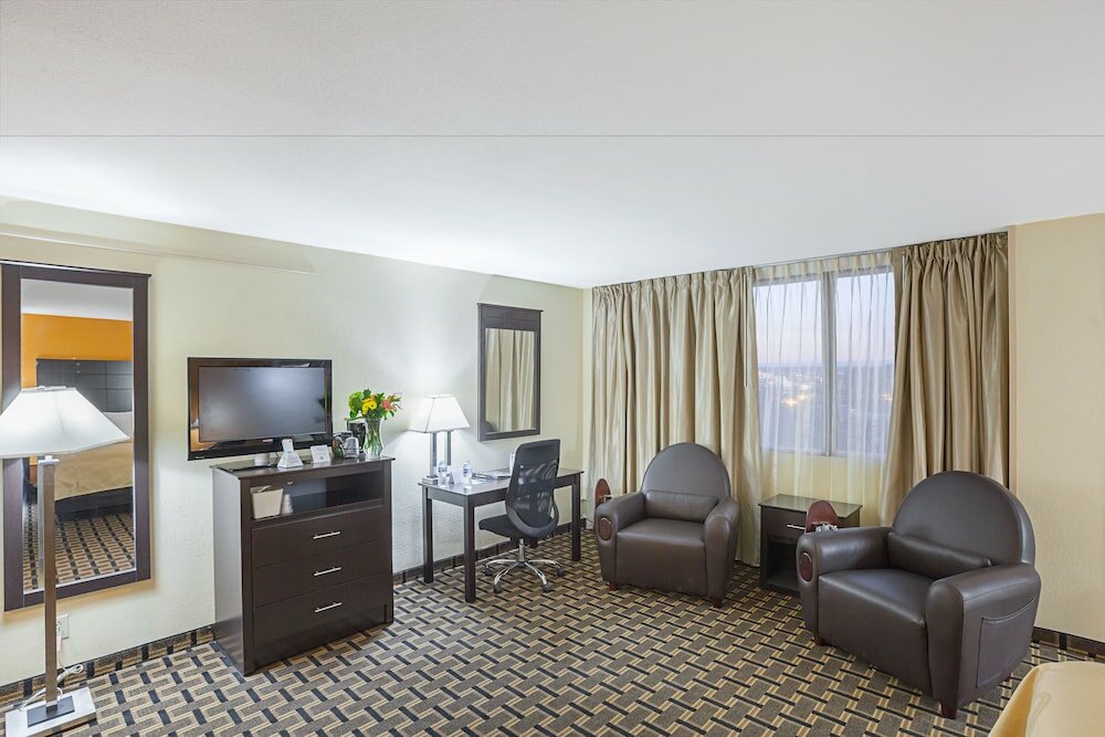 Фото Quality Inn & Suites Cincinnati Downtown