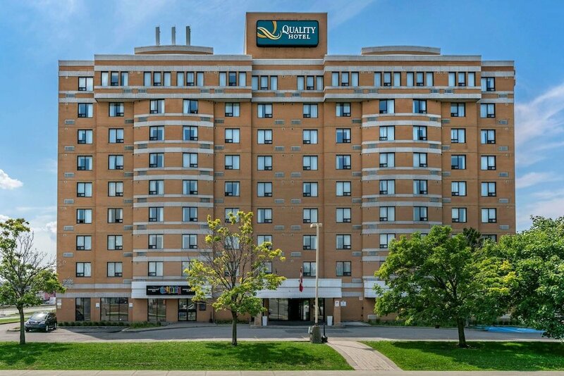 Гостиница Quality Hotel & Suites Montreal East в Анжу
