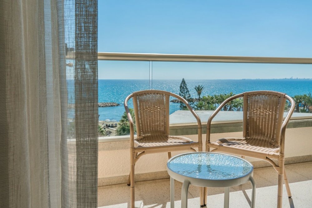 Фото Golden Bay Beach Hotel