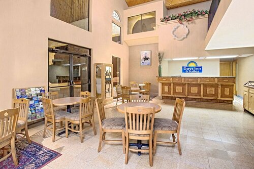 Гостиница Days Inn & Suites by Wyndham Red Rock-Gallup