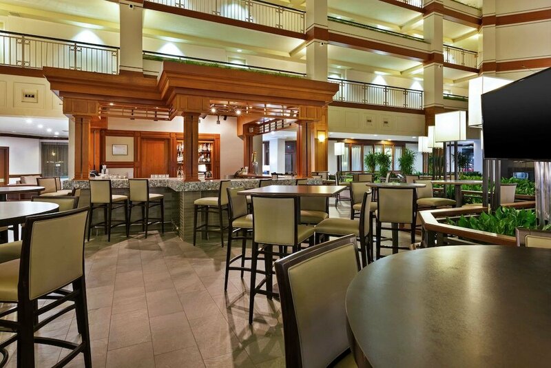 Гостиница Embassy Suites by Hilton Auburn Hills