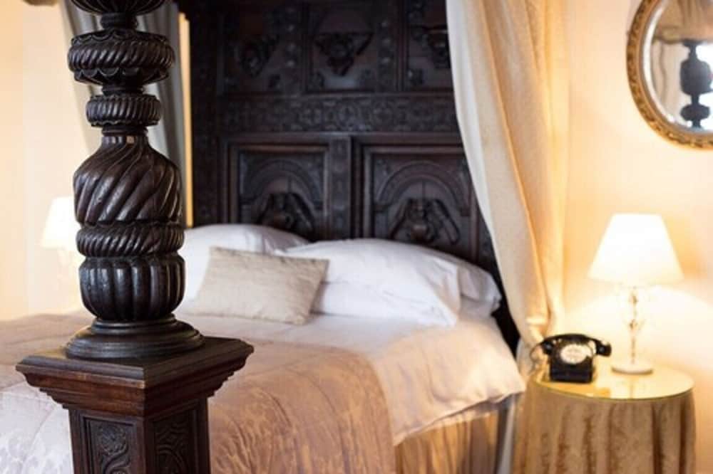 Фото Two Bridges Hotel