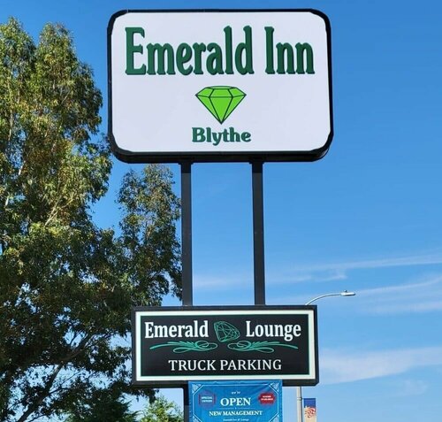 Гостиница Emerald Inn & Lounge