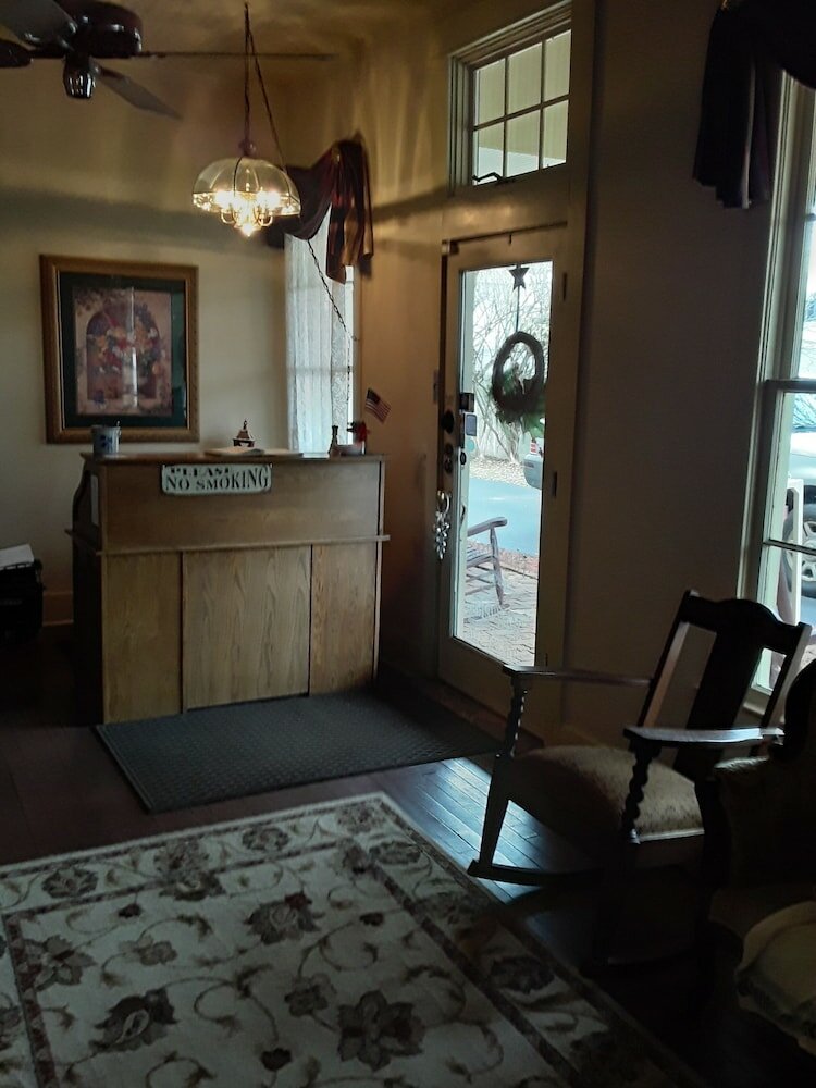 Фото Hall Place Bed and Breakfast