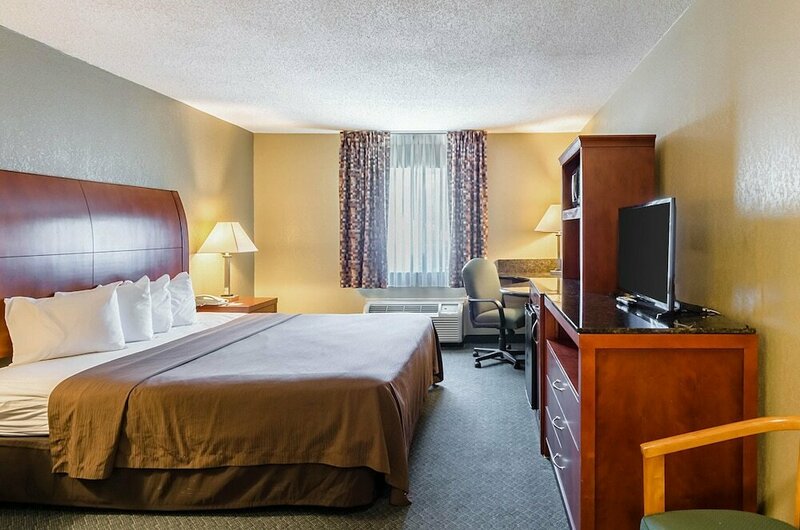 Гостиница Quality Inn Chicopee - Springfield в Чикопи