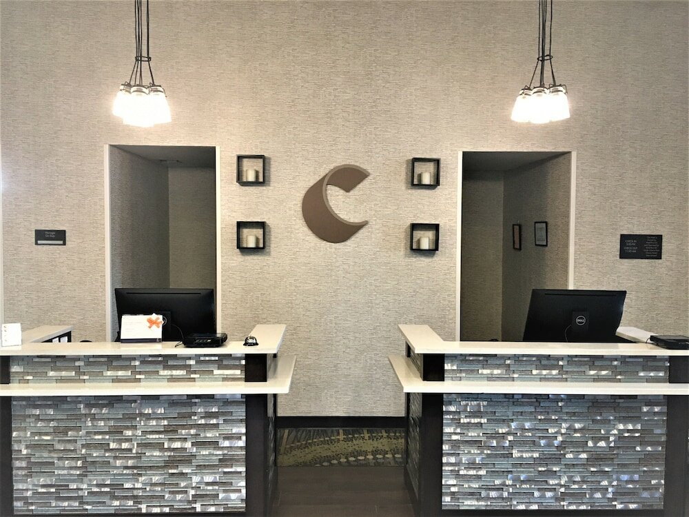 Фото Comfort Suites Airport