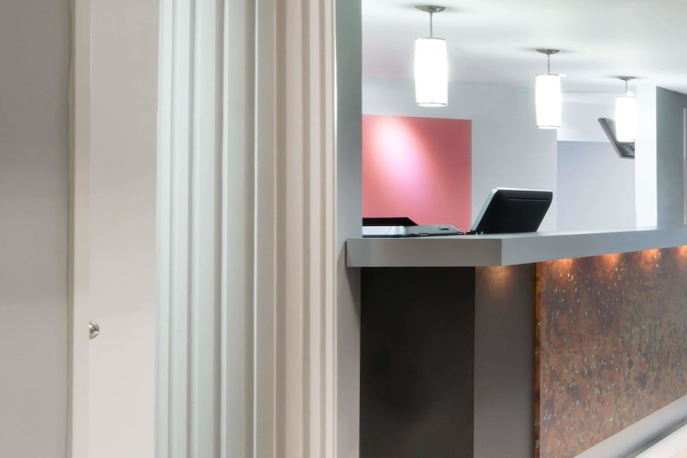 Фото Super 8 by Wyndham Mt Hope Hamilton Intl Arpt On