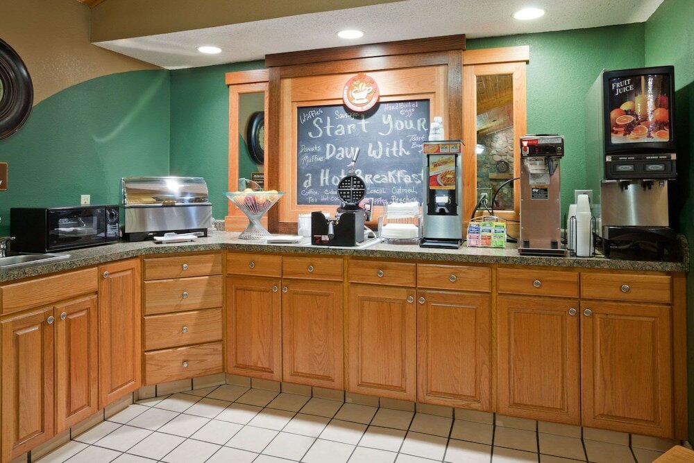 Фото AmericInn by Wyndham Bismarck