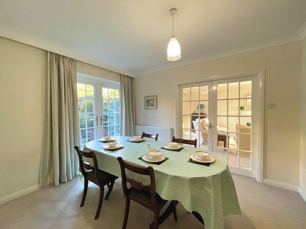 Фото Spacious 4 Bedroom House with Garden