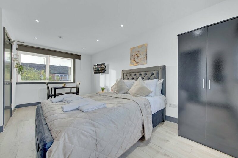 Гостиница Captivating 1-bed Studio in Feltham
