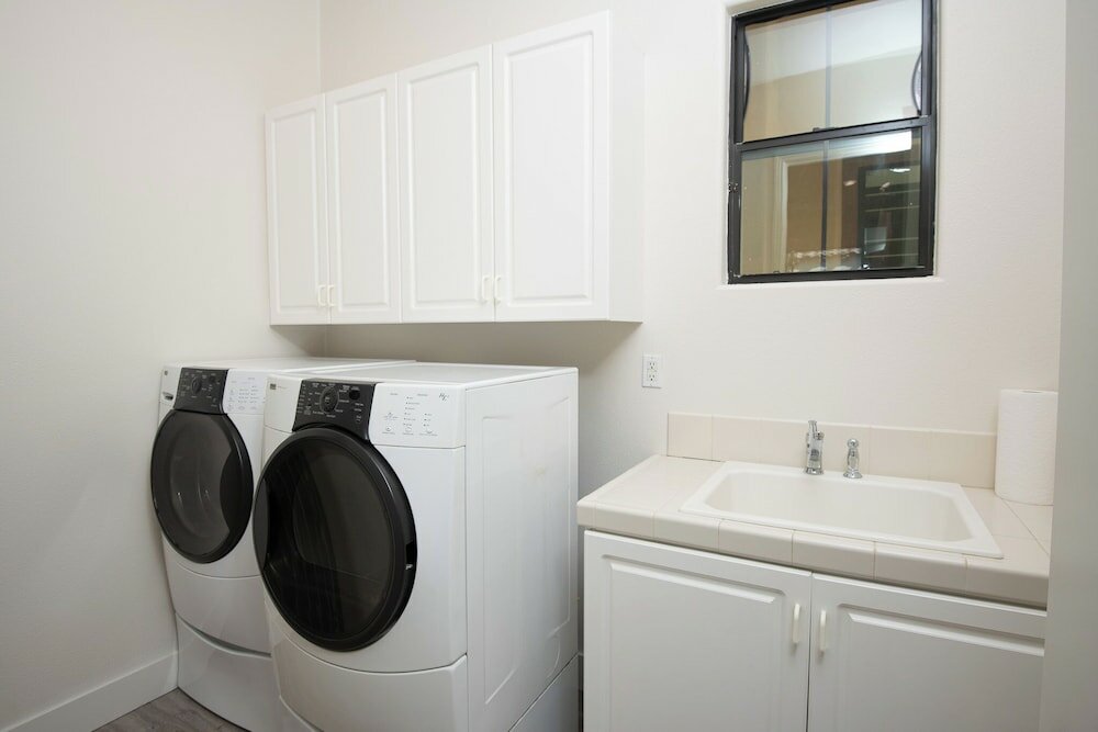 Фото Luxury Resort Style Living w Pool & Jacuzzi