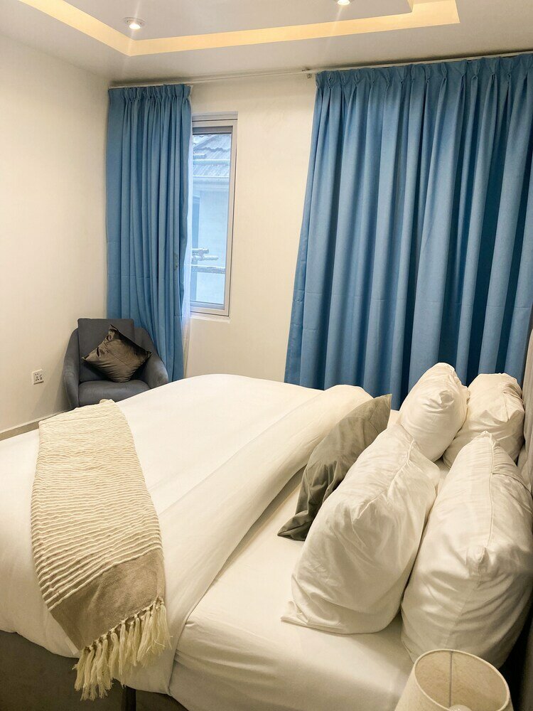 Фото The Gibs Hotel