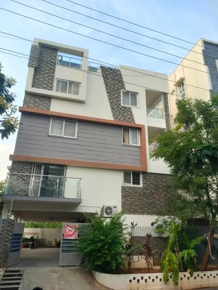 Фото IROOMZ Ekasila Suites