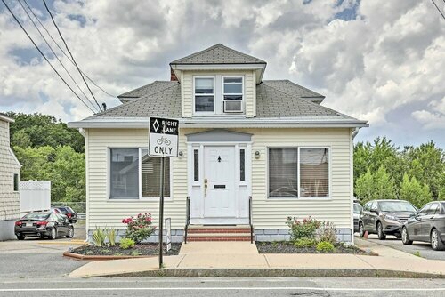 Гостиница Old Orchard Beach Home W/patio, Walk to Beach в Биддефорде