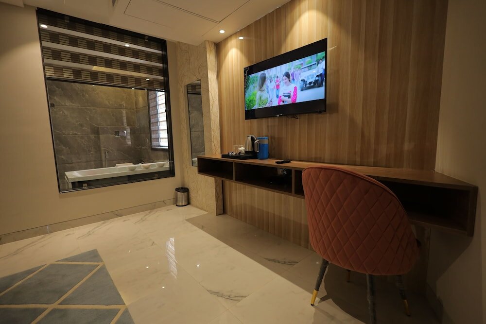 Фото Hotel Taj Crown Plaza