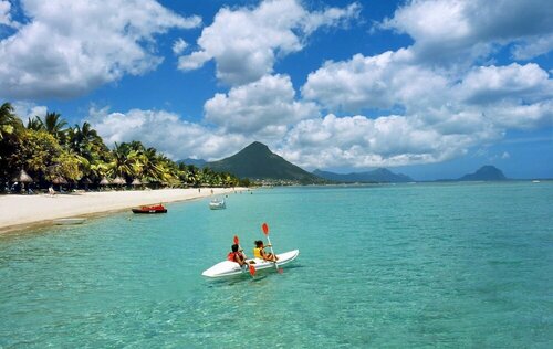 Гостиница Cheerful 4-bedrooms Beachfront Home Flic EN Flac