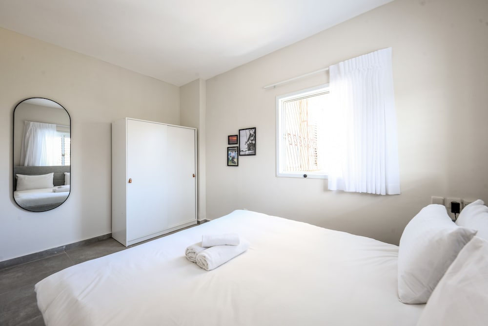 Фото Spacious & Bright 3br Apt with City View