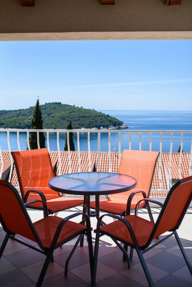 Фото Zenith Apartment by DuHomes