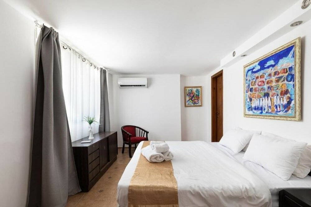 Фото The Colony Hotel