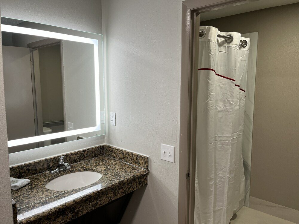 Фото Red Roof Inn & Suites Newport News