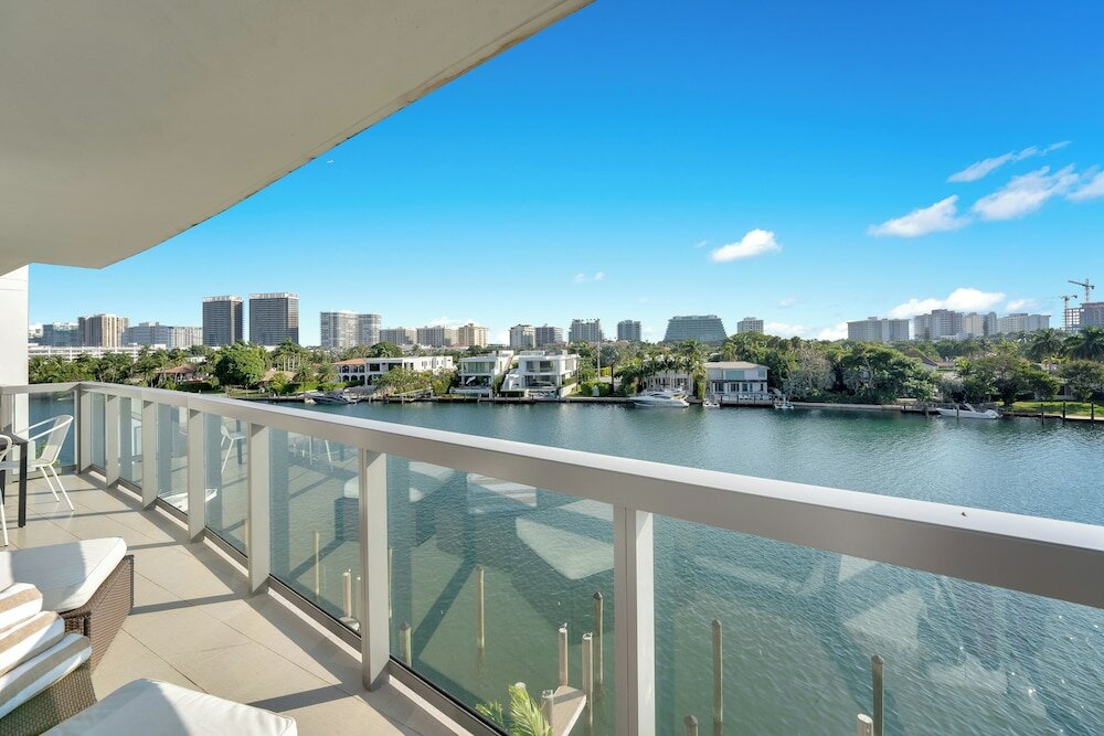 Фото Stunning 2br 2ba Bay Harbour with Pool