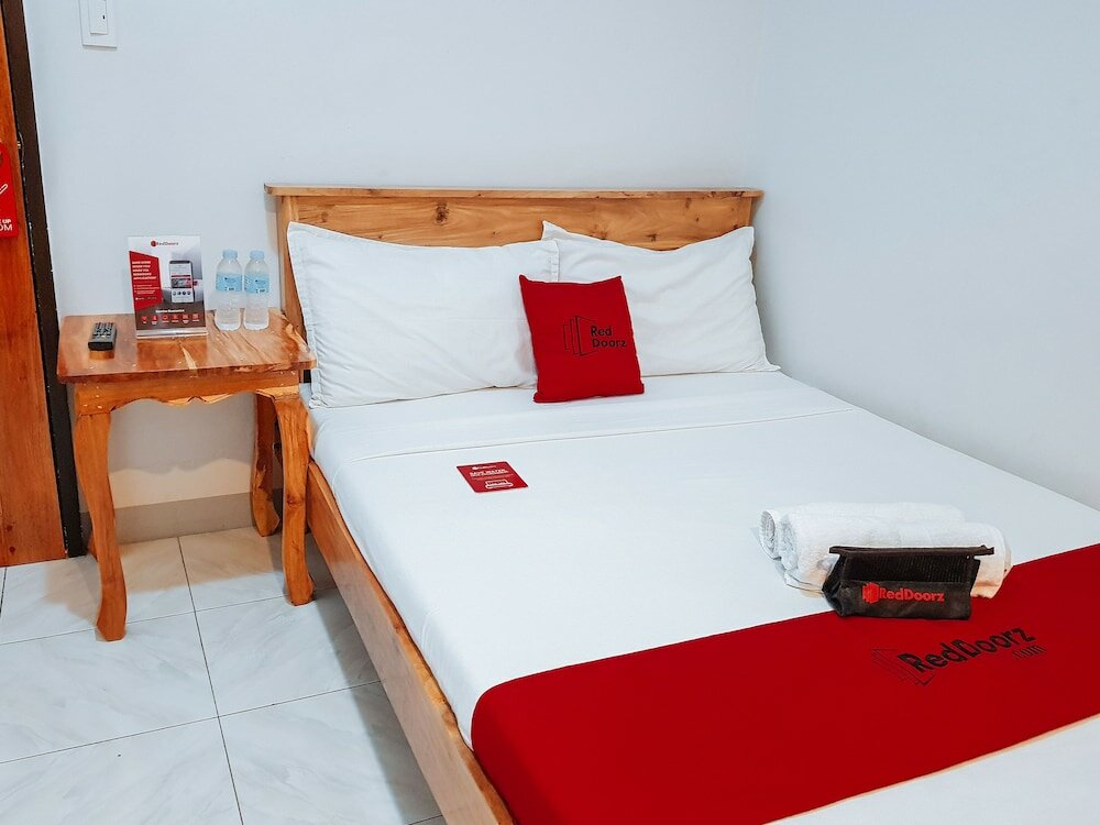 Фото RedDoorz near Ramiro Community Hospital