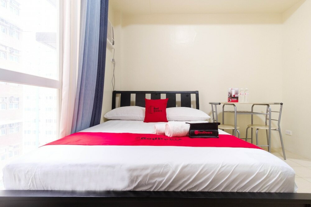 Фото Reddoorz Plus @ Pioneer Woodlands Mandaluyong