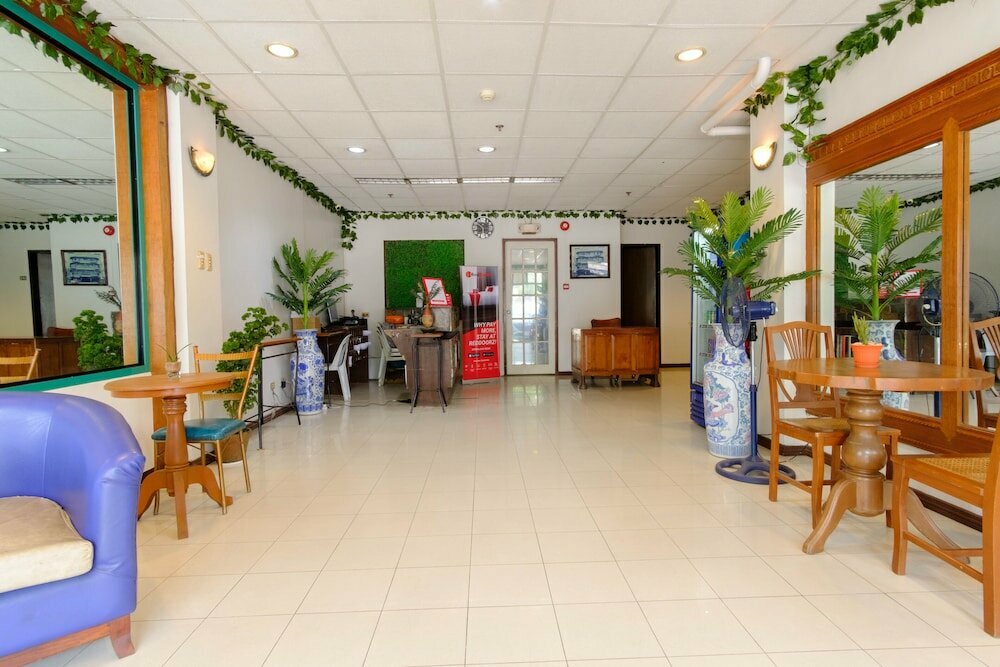 Hotel RedDoorz @ Ramos Lacson Street, Bacolod, photo