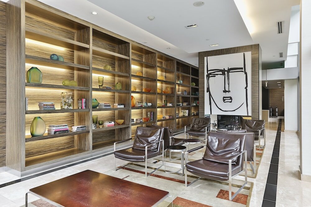 Фото Bright Sub-Penthouse on Bay St