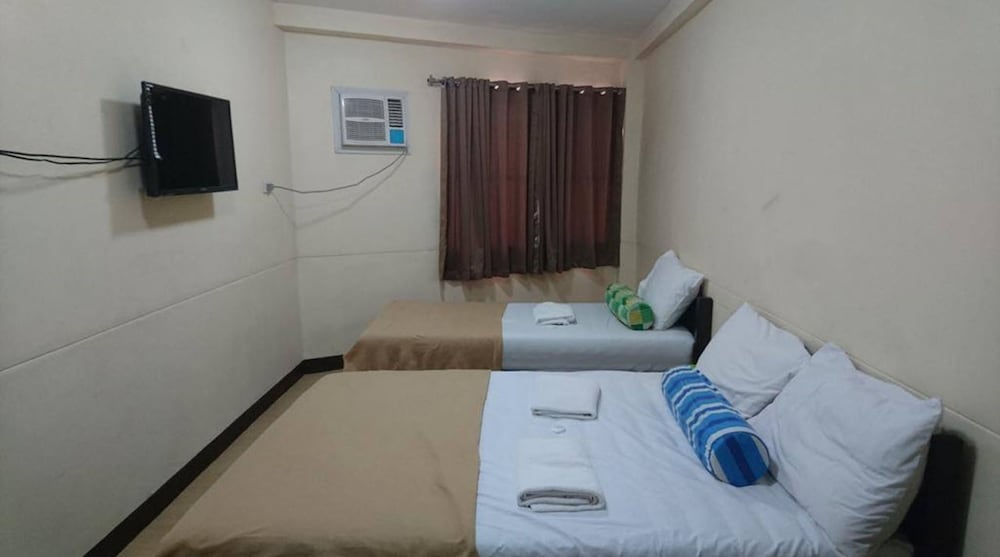 Фото Calamba Pension Plaza