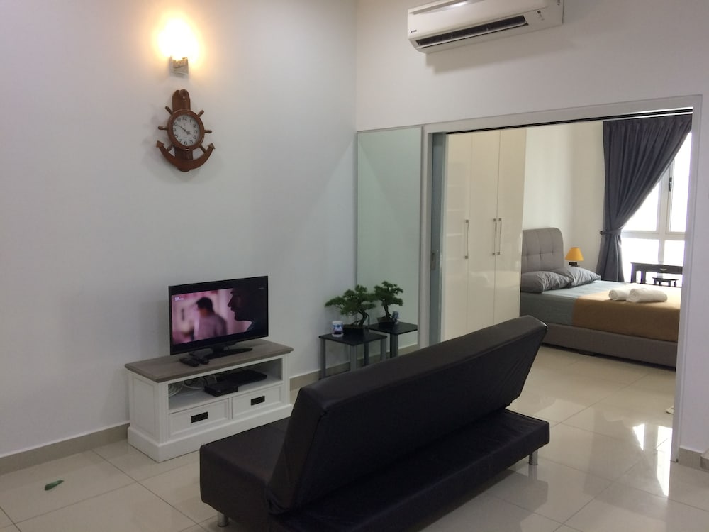 Фото City Living with Panoramic Sea Views at Danga Bay