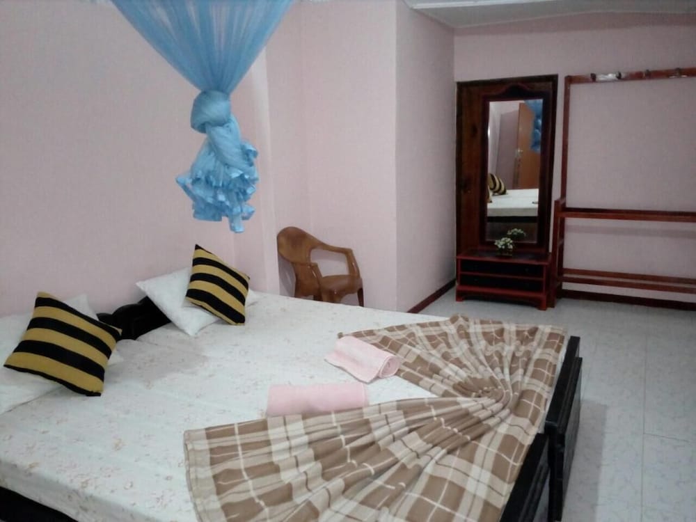 Фото Lizzie Villa Guest House