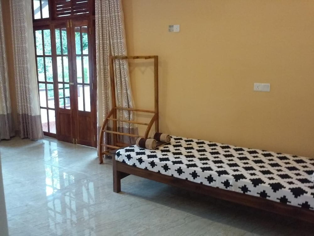 Фото Lizzie Villa Guest House