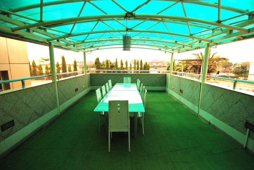 Фото Lapour Hotels Ltd