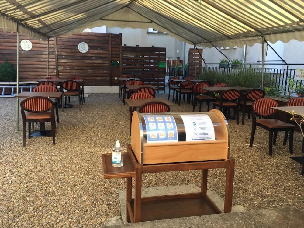 Фото Hôtel-Restaurant Le Monarque