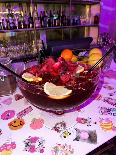 Желіде зәр шығарып жатқан қыздардың жасырын камерасы