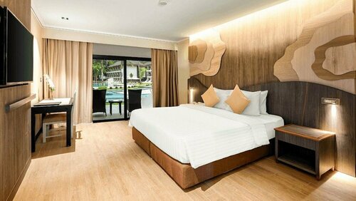 Гостиница Amora Beach Resort Phuket на пляже Сурин