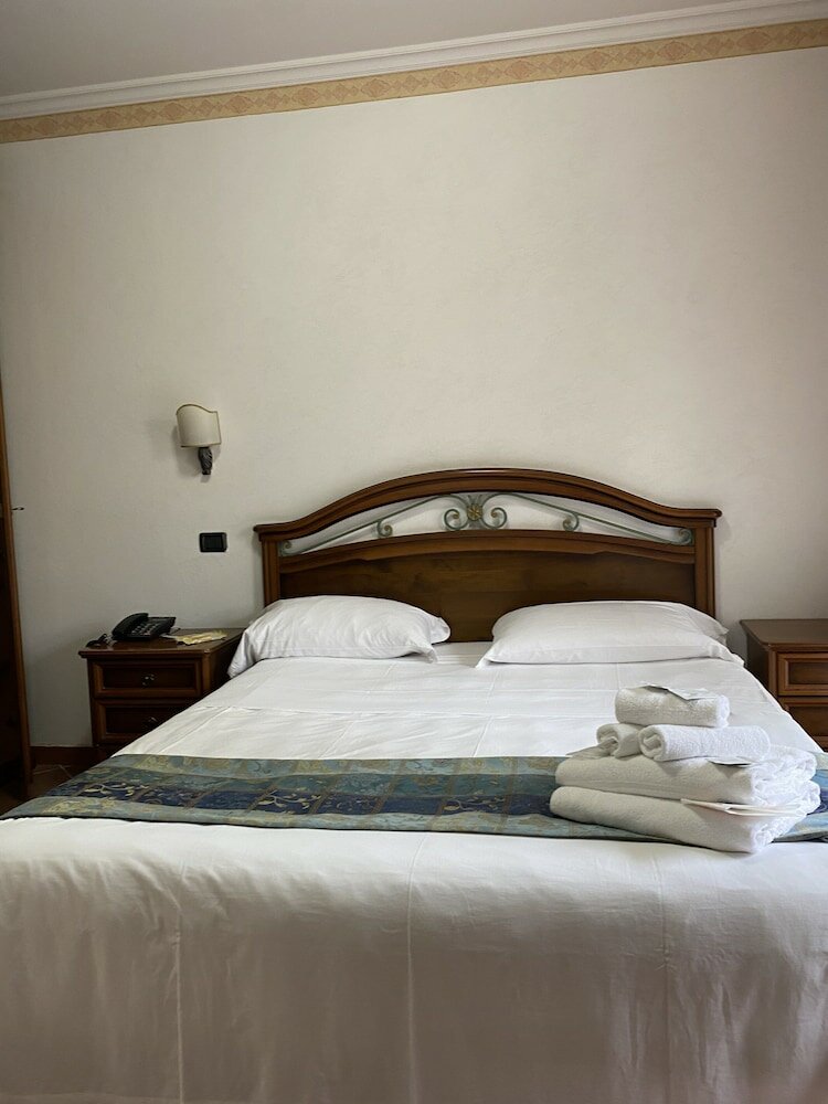 Фото Euro House Inn Airport Hotel & Residence