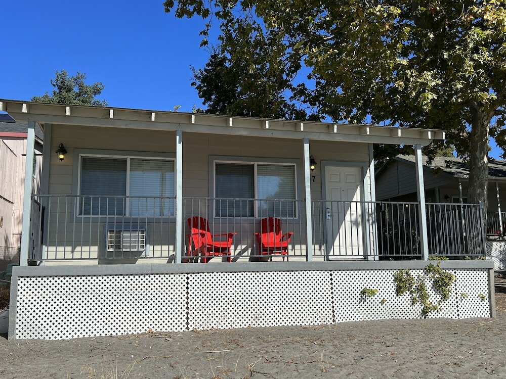 Фото Clear Lake Cottages & Marina