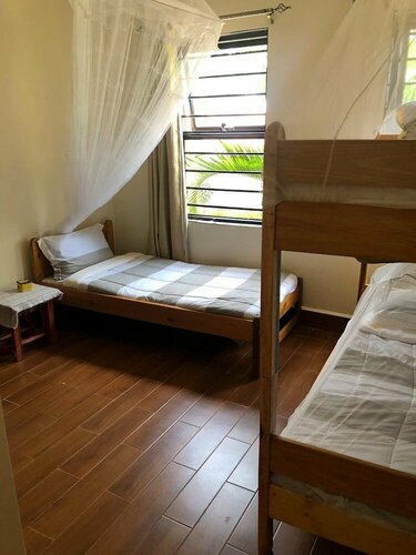 Гостиница The Hive Entebbe Guesthouse в Энтеббе