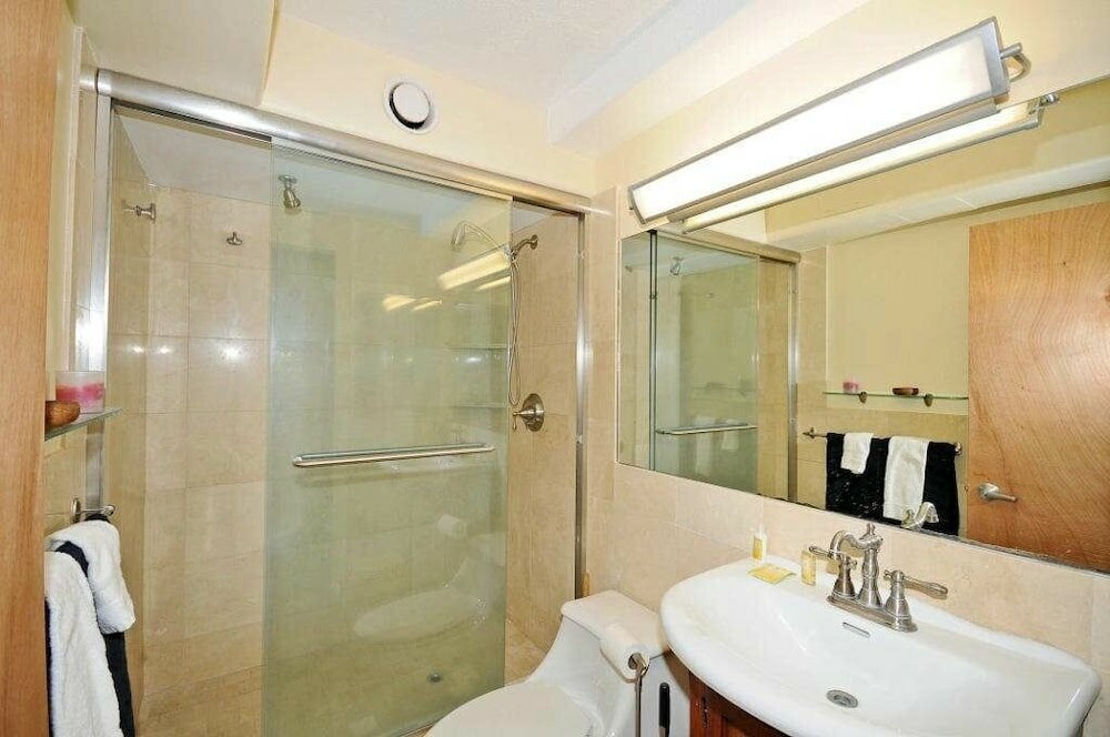 Фото Discovery Bay One Bedroom Condos with Kitchen & Free Wifi!