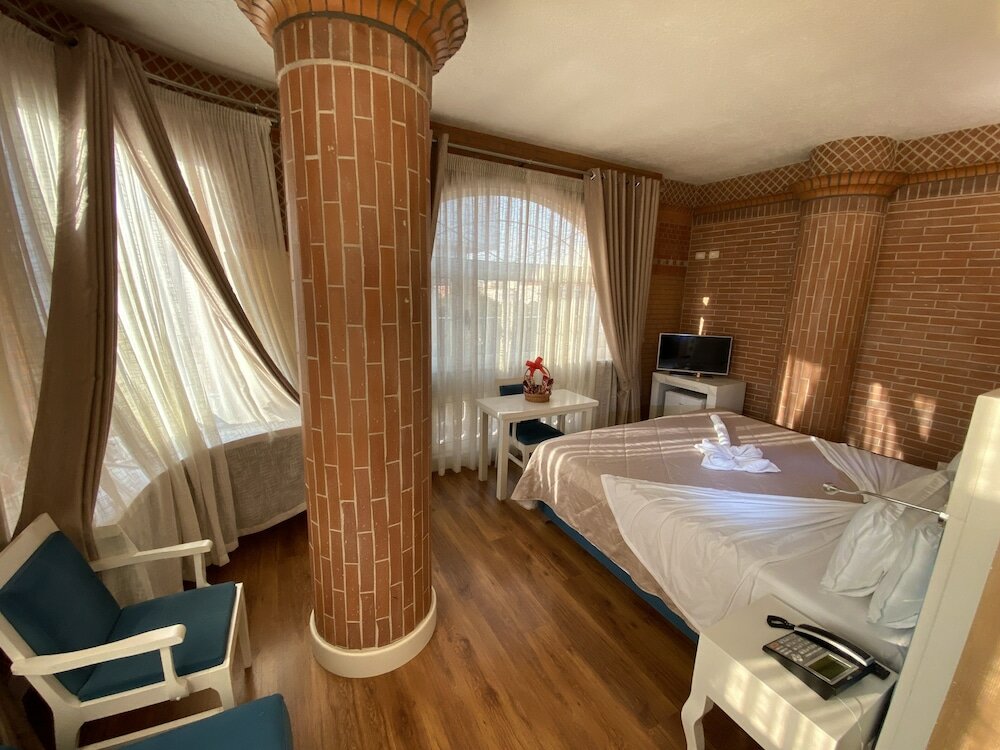 Фото The Red Bricks Hotel