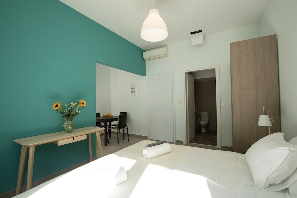 Фото Local Hostel & Suites