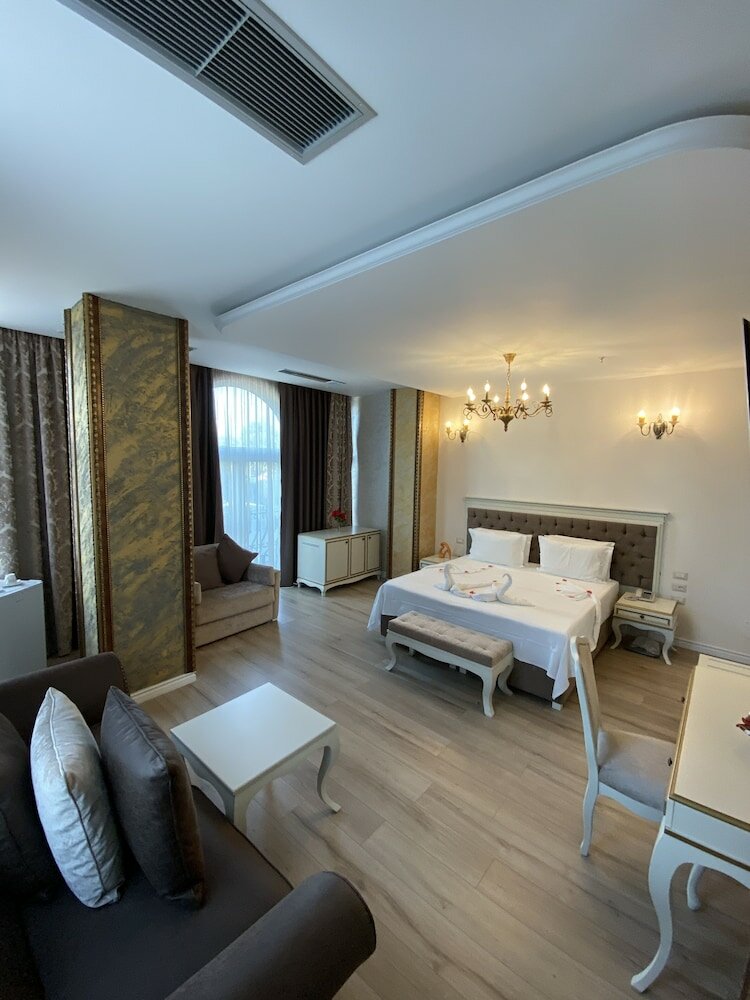 Фото The Red Bricks Hotel