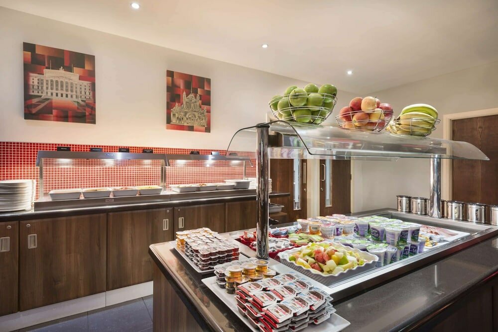 Фото Ramada by Wyndham Belfast City Centre