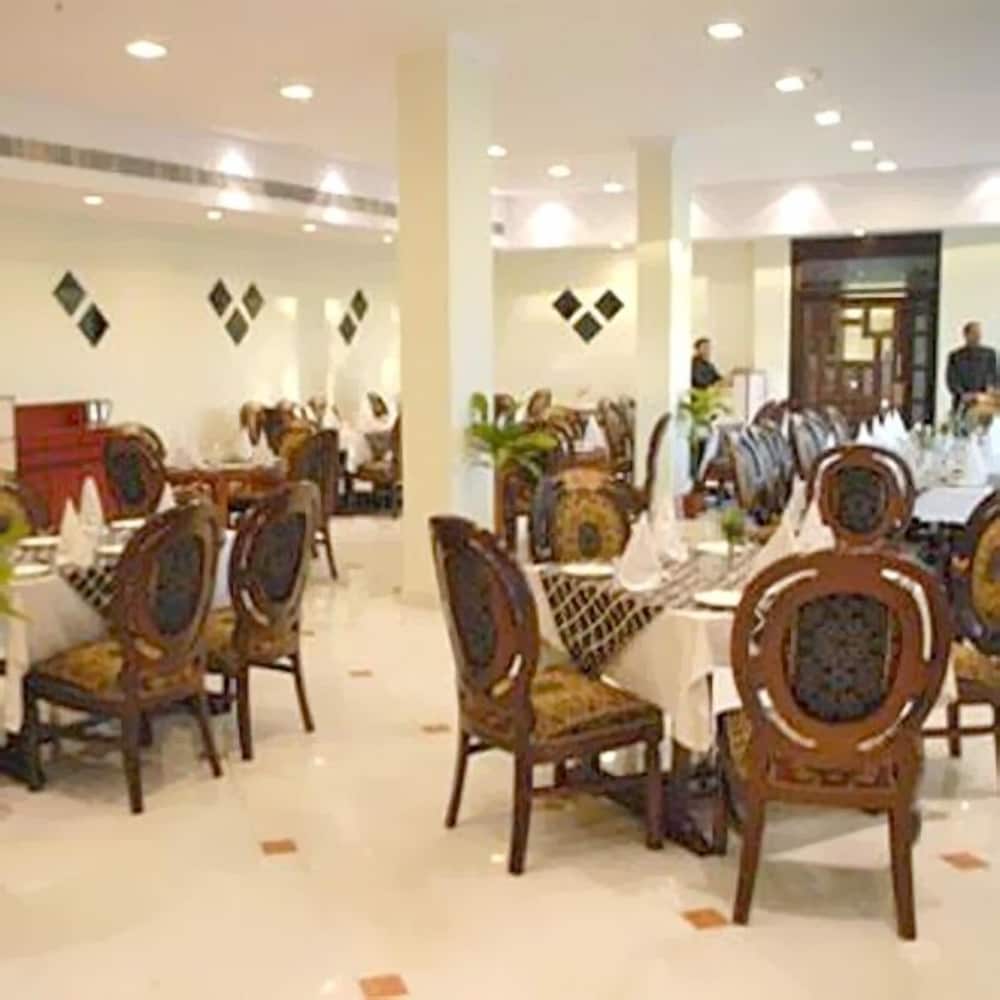 Фото Hotel Jaipur Palace