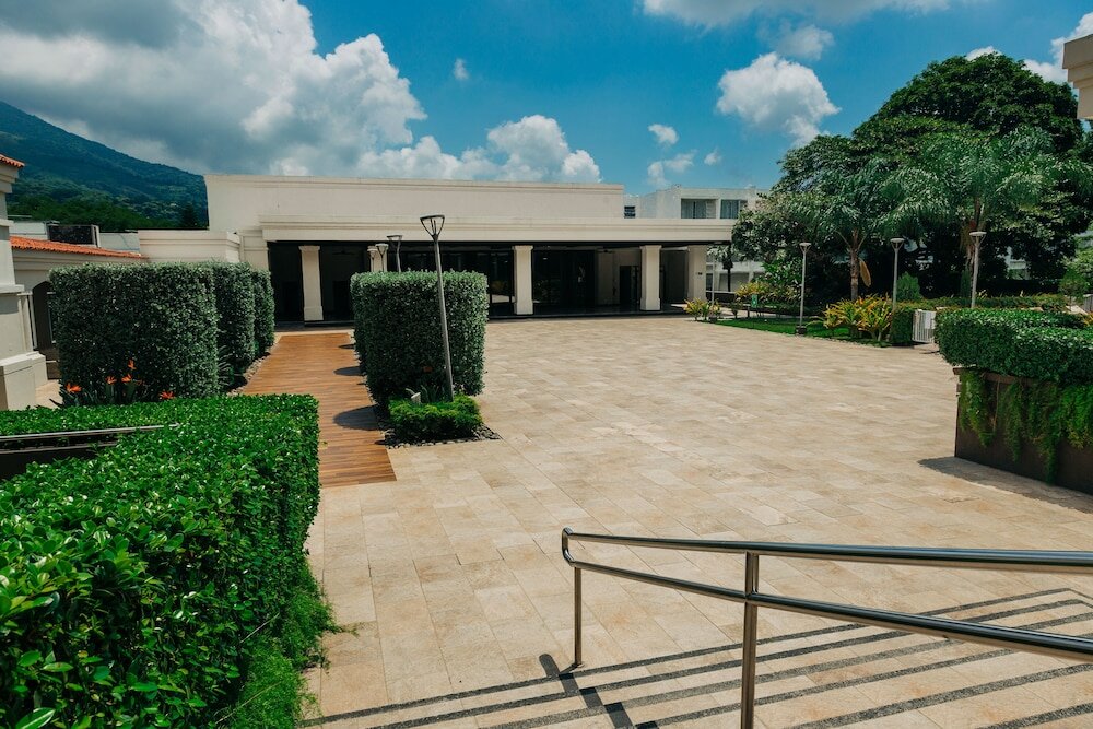 Фото Plaza Hotel and Suites