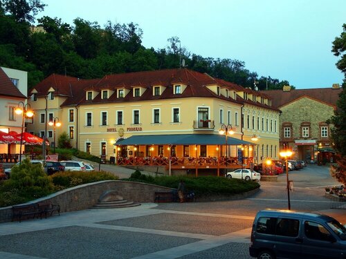Гостиница Hotel Podhrad в Глубока над Влтавой