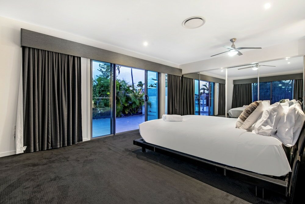 Фото Sunrise Executive 5 Bedroom Home