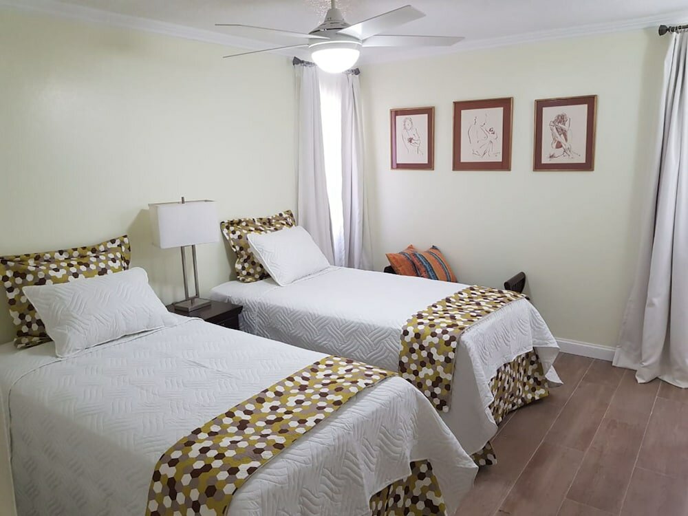 Фото New Kingston Apt at Kensington Court